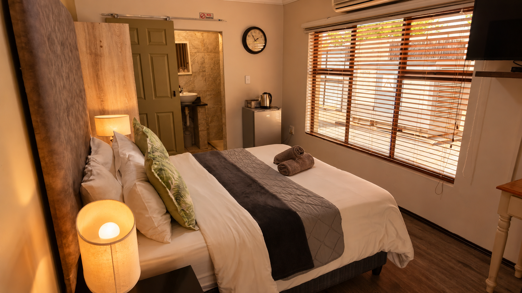Bedroom with en-suite bathroom in Room 9 at Big 5 Guesthouse